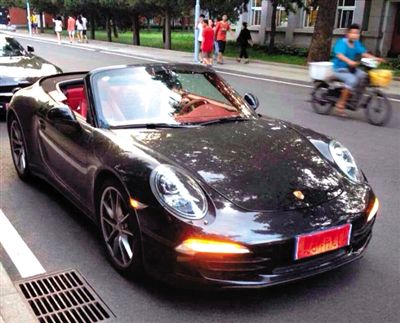 近日，一組“北體大畢業(yè)典禮豪車云集堪比車展”組圖在網(wǎng)絡爆紅。網(wǎng)絡截圖