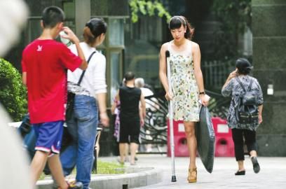7月11日，阿依穿著高跟鞋在小區(qū)拿快遞。