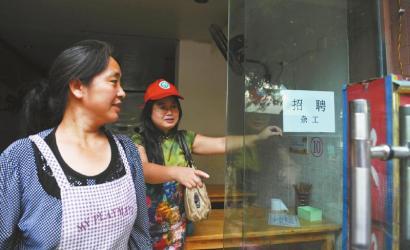 8月14日，市民志愿者體驗(yàn)城管執(zhí)法招呼商家不要亂張貼。