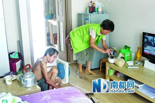 居民徐阿姨去看望何譚送老人，并送去熱湯