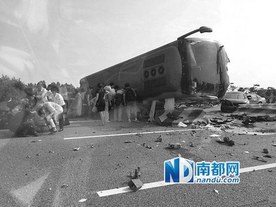 現(xiàn)場大客車側(cè)翻，玻璃碎落一地，車身卡在路邊水泥護(hù)欄上。 目擊者供圖