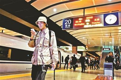 家住天津，在北京工作，呂先生每天乘坐京津城際列車上下班