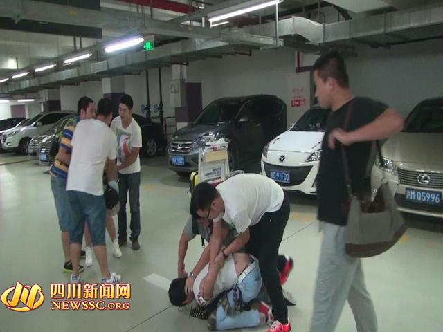 辦案人員在機(jī)場(chǎng)停車場(chǎng)抓獲胡某及其女友（警方視頻截圖）。