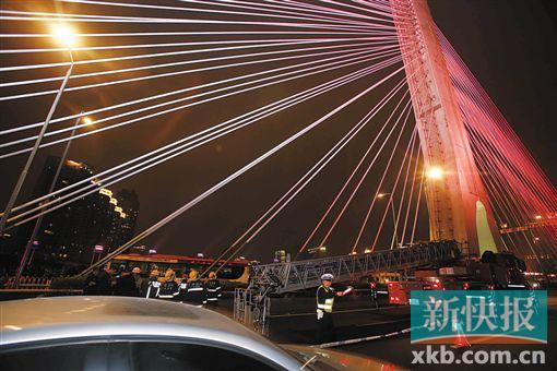 昨日深夜，橋上東側(cè)空出兩條車道用來救援。