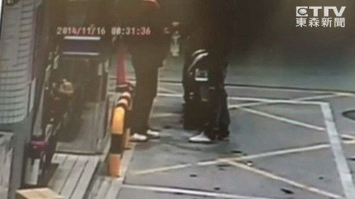 監(jiān)視器拍下男子騎車到加油站買由。圖自東森新聞