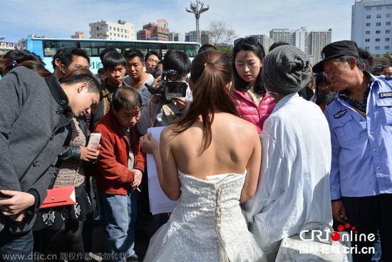 征婚引發(fā)民眾圍觀。