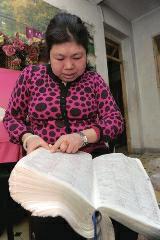背單詞，是很多學(xué)生學(xué)習(xí)英語(yǔ)時(shí)最頭疼的事兒，而西安51歲大學(xué)英語(yǔ)老師李艷芝在兩年內(nèi)背完《英漢大詞典》22萬(wàn)個(gè)英語(yǔ)詞匯，學(xué)生稱贊其為一本活的《英漢大詞典》；兒子自小患有自閉癥，生活不能自理，20年前又與丈夫離婚，面對(duì)生活的不幸，她秉承“你必須一直向前”的信念。