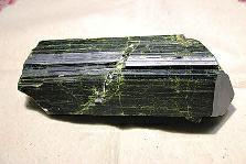 近日，商南縣奇石愛好者潘某在青山鎮(zhèn)鐵礦開采區(qū)發(fā)現(xiàn)一塊疑似綠簾石，有待相關(guān)專家和權(quán)威機(jī)構(gòu)認(rèn)定。