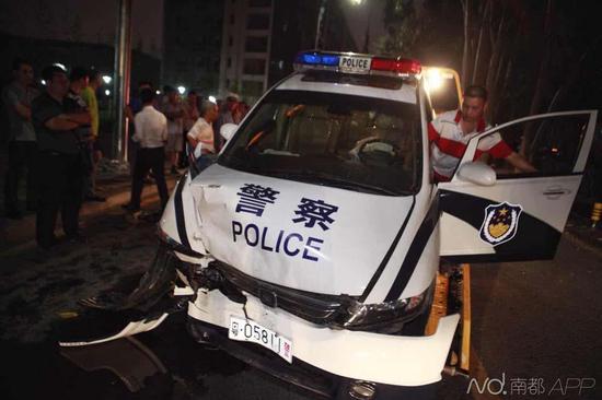 南都記者昨晚趕到現(xiàn)場(chǎng)時(shí)，交警及保險(xiǎn)公司已經(jīng)在處理事故，現(xiàn)場(chǎng)有很多圍觀者。