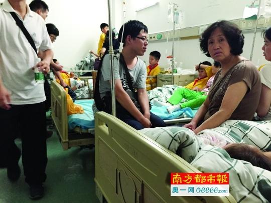  昨晚，家長們陪著誤食鼠藥的孩子們在醫(yī)院就診。