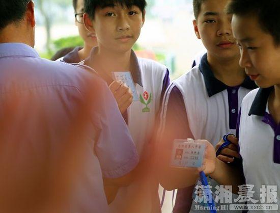 5月26日，岳陽縣第八中學(xué)，學(xué)生出校門時(shí)出示通行證