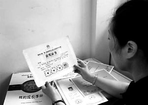 思念小寶的時候，李女士就一遍遍整理孩子留在家里的物品。