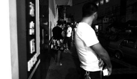 通過聊天軟件陌陌，男子小黃認識了女孩小李，兩三天后，兩人就住到了一起。但好景不長，兩人在一起僅過了十幾天，戀愛關(guān)系即破裂，小黃稱曾給小李花了一萬余元。日前，小黃以詐騙為由將小李帶到派出所。