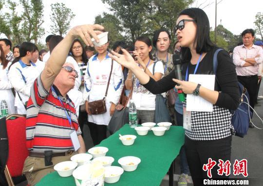 圖為外國(guó)友人品嘗揚(yáng)州炒飯?！〈藜衙鳌z
