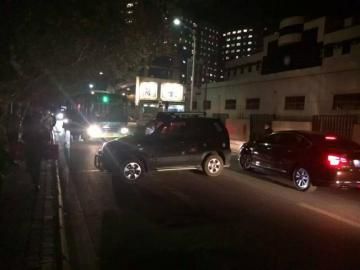 10月22日被推到路面的車攔住了公交車。（圖據(jù)網(wǎng)絡(luò)）