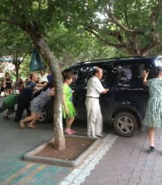 今年夏天壩壩舞成員將一輛小車推向公路。（圖據(jù)網(wǎng)絡(luò)）