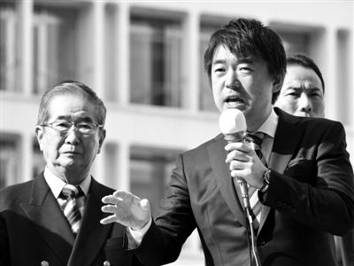 29日，日本著名極右翼分子石原慎太郎（左）和新生代右翼政客橋下徹在東京街頭演講拉票。