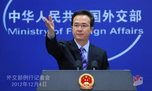 外交部發(fā)言人洪磊主持例行記者會。