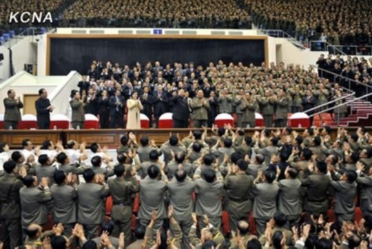 朝中社報道，朝鮮最高領(lǐng)導(dǎo)人金正恩10月29日攜夫人李雪主出席并觀看了紀(jì)念金日成軍事綜合大學(xué)建校60周年牡丹峰樂團(tuán)演出。圖片來源：朝中社