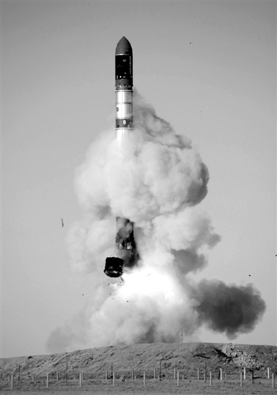 　2007年6月15日，俄羅斯在哈薩克斯坦的軍事場(chǎng)地試射一枚“RS-20”導(dǎo)彈。尚未有媒體公布新型固