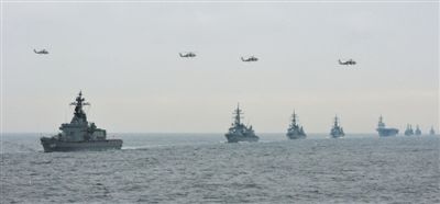 2012年10月14日，日本海上自衛(wèi)隊舉行閱艦式。2013年，日本自衛(wèi)隊時隔11年首增防衛(wèi)預(yù)算。資料圖片