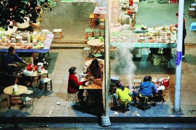 那邦鎮(zhèn)以往熱鬧的夜市，因為中緬邊境的戰(zhàn)亂，而變得冷冷清清 特派記者 賈代騰飛 攝