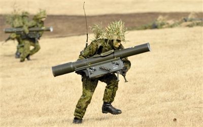 “作戰(zhàn)” 1月13日，日本自衛(wèi)隊一隊員在新年軍演中手持武器，發(fā)動進(jìn)攻。媒體尚未公布1月22日的美日聯(lián)合軍演圖片。