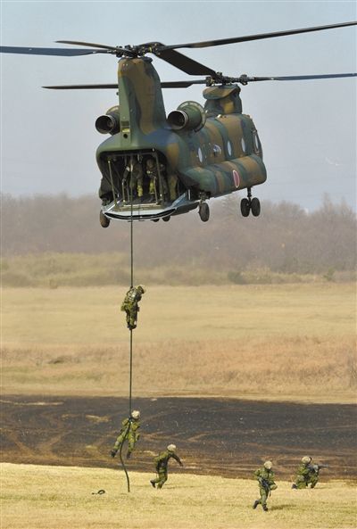 “登島” 1月13日，位于東京的習(xí)志野市，日本自衛(wèi)隊隊員在新年軍演中演練直升機登島行動。