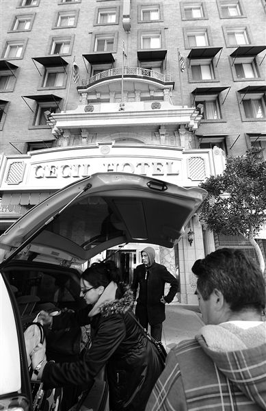 20日，美國洛杉磯，塞西爾酒店房客薩拜娜乘出租車離開酒店。由于擔(dān)心水質(zhì)受到污染，目前已有27戶房客離開塞西爾酒店。