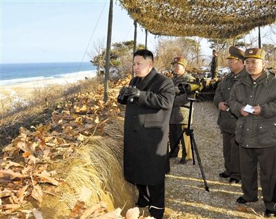 25日，朝鮮最高領(lǐng)導(dǎo)人金正恩指導(dǎo)朝鮮軍隊(duì)進(jìn)行登陸及反登陸訓(xùn)練。
