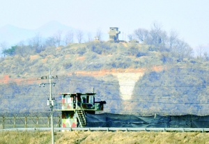 這是3月27日在韓國(guó)西北部靠近南北軍事分界線的坡州市一帶拍攝的韓國(guó)（下）和朝鮮哨所。