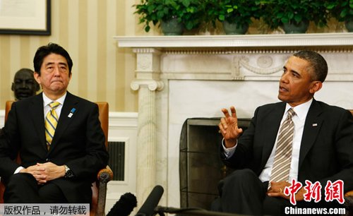 　正在美國(guó)訪問(wèn)的日本首相安倍晉三2月22日在白宮與奧巴馬進(jìn)行首次會(huì)晤。