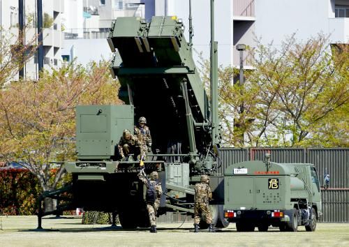 9日，日本自衛(wèi)隊(duì)為應(yīng)對(duì)朝鮮導(dǎo)彈威脅，在東京防衛(wèi)省總部設(shè)置“愛(ài)國(guó)者3”型導(dǎo)彈發(fā)射裝置。