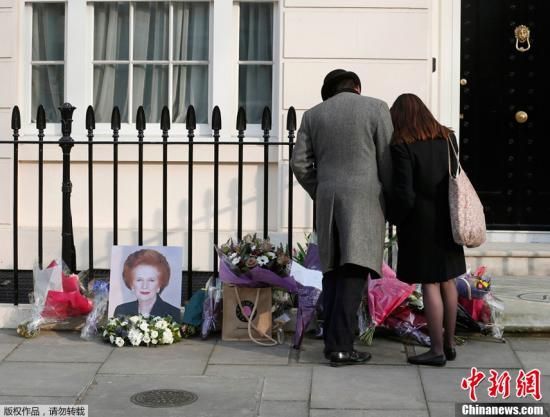 當?shù)貢r間2013年4月8日，英國倫敦，民眾在英國前首相撒切爾夫人位于倫敦的住所前進行悼念活動。