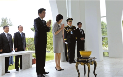 25日，緬甸仰光，安倍偕妻子參拜“二戰(zhàn)陣亡日軍墓”。圖/CFP