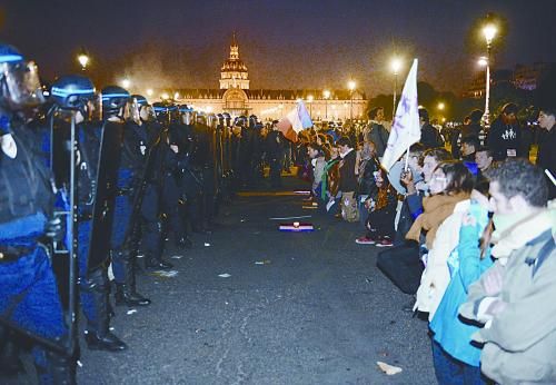 26日，法國反同性戀者與警察形成對峙之勢。
