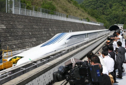 日本最新型磁懸浮列車登場，時(shí)速為500公里。