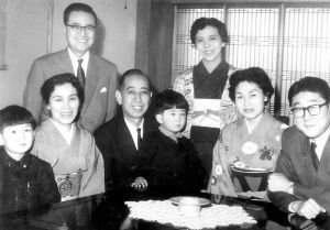 安倍家族推進(jìn)日本修憲半個(gè)多世紀(jì),圖中間為安倍坐在外公岸信介膝上,右一為安倍父親安倍晉太郎,右三為安倍母親安倍洋子。