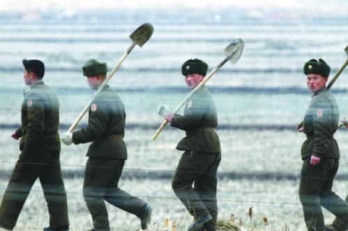朝軍士兵前往田地支援地方建設(shè)。