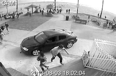 監(jiān)控錄像截屏圖：3日，美國洛杉磯市，一輛汽車沖進威尼斯海灘棧道上的人群。圖/東方IC