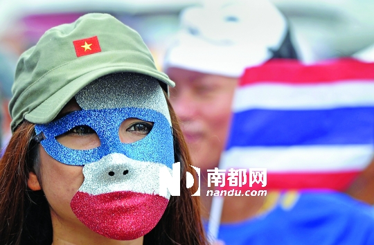 4日，一名泰國反政府人士頭戴面具在首都曼谷參加集會。
