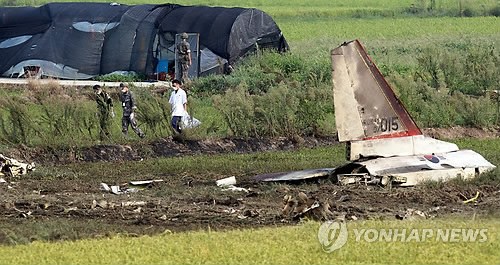 當(dāng)?shù)貢r間28日下午2時8分許，韓國一架空軍教練機(jī)T-50在全羅南道光州市西區(qū)細(xì)荷洞農(nóng)田墜毀。