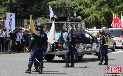 現(xiàn)場10多名日本警察身穿防暴制服，嚴防右翼份子鬧事。