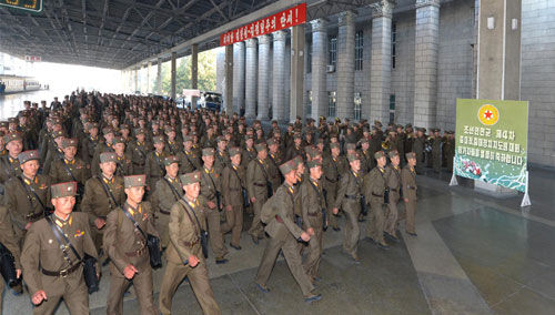 朝鮮人民軍連長級(jí)連政治指導(dǎo)員日前陸續(xù)抵達(dá)平壤。