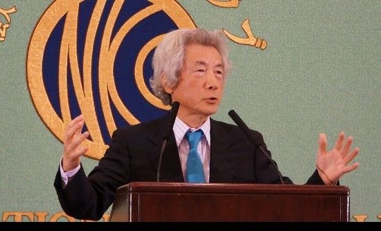 日本前首相小泉純一郎11月12日發(fā)表演說(shuō)，支持安倍晉三對(duì)中國(guó)強(qiáng)硬，并鼓動(dòng)其參拜靖國(guó)神社。