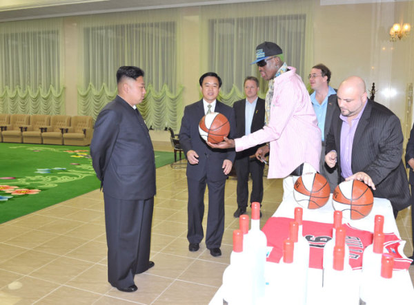 近日，朝鮮最高領(lǐng)導(dǎo)人金正恩已在平壤再次會(huì)見(jiàn)并宴請(qǐng)了正在朝鮮訪問(wèn)的前美國(guó)全國(guó)籃球協(xié)會(huì)(NBA)球星羅德