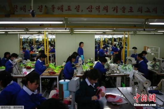 當?shù)貢r間12月19日，開城工業(yè)園區(qū)，朝鮮工人在工廠工作。