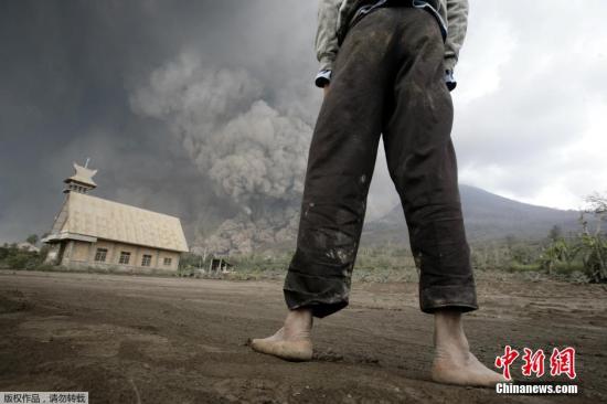 當(dāng)?shù)貢r間2月1日，印尼錫納朋火山持續(xù)噴發(fā)。