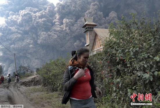 當(dāng)?shù)貢r間2月1日，印尼錫納朋火山持續(xù)噴發(fā)。