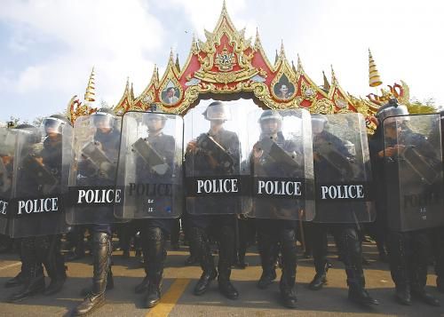 14日在泰國(guó)曼谷，政府出動(dòng)數(shù)千名防暴警察，以?shī)Z回政府大樓和其他 泰數(shù)千防暴警察和平清場(chǎng) 被示威者占領(lǐng)的區(qū)域。